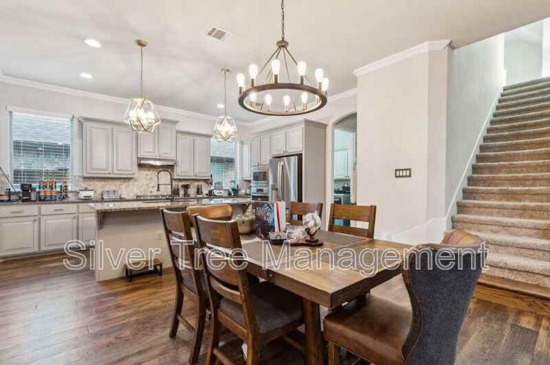 608 Ambrose St - Photo 2 of 20