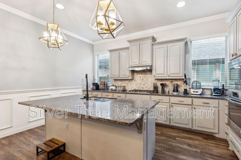 608 Ambrose St - Photo 3 of 20