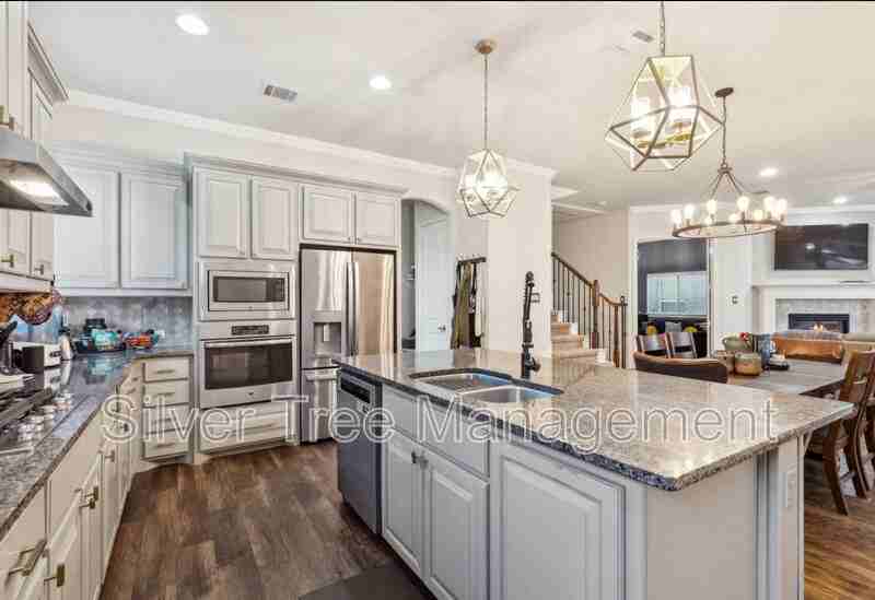 608 Ambrose St - Photo 5 of 20