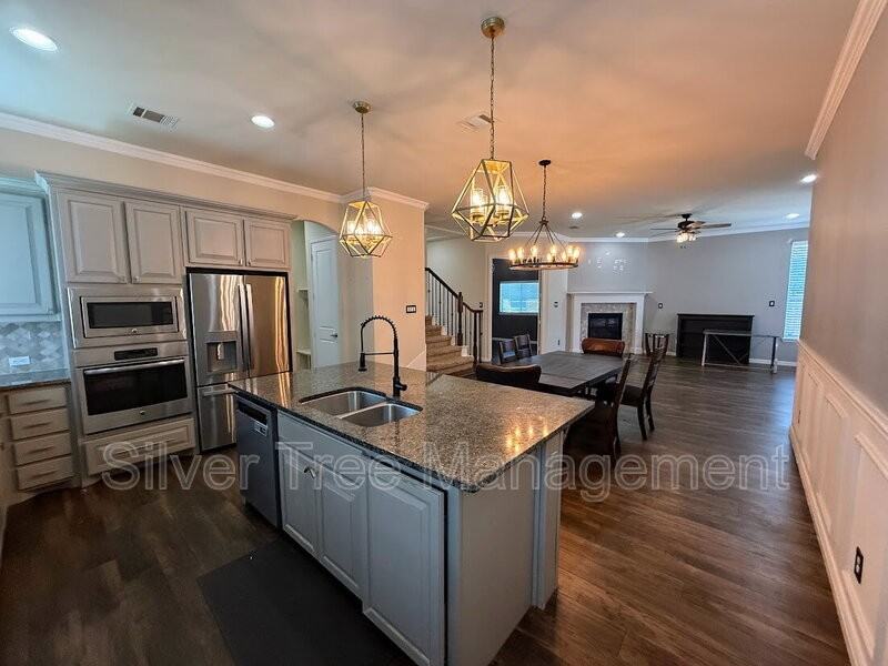 608 Ambrose St - Photo 6 of 20