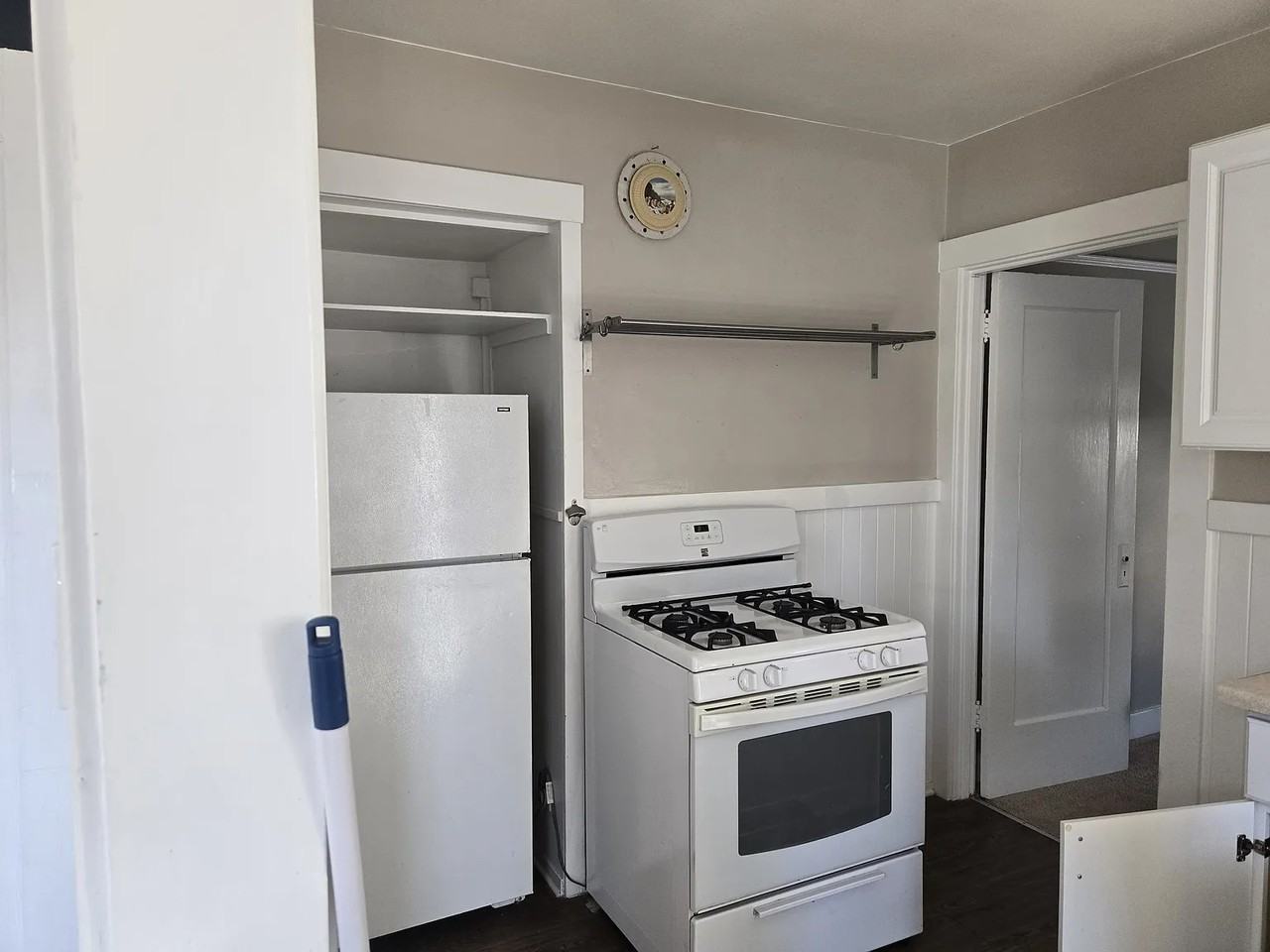 44 1/2 Montgomery St - Photo 2 of 8