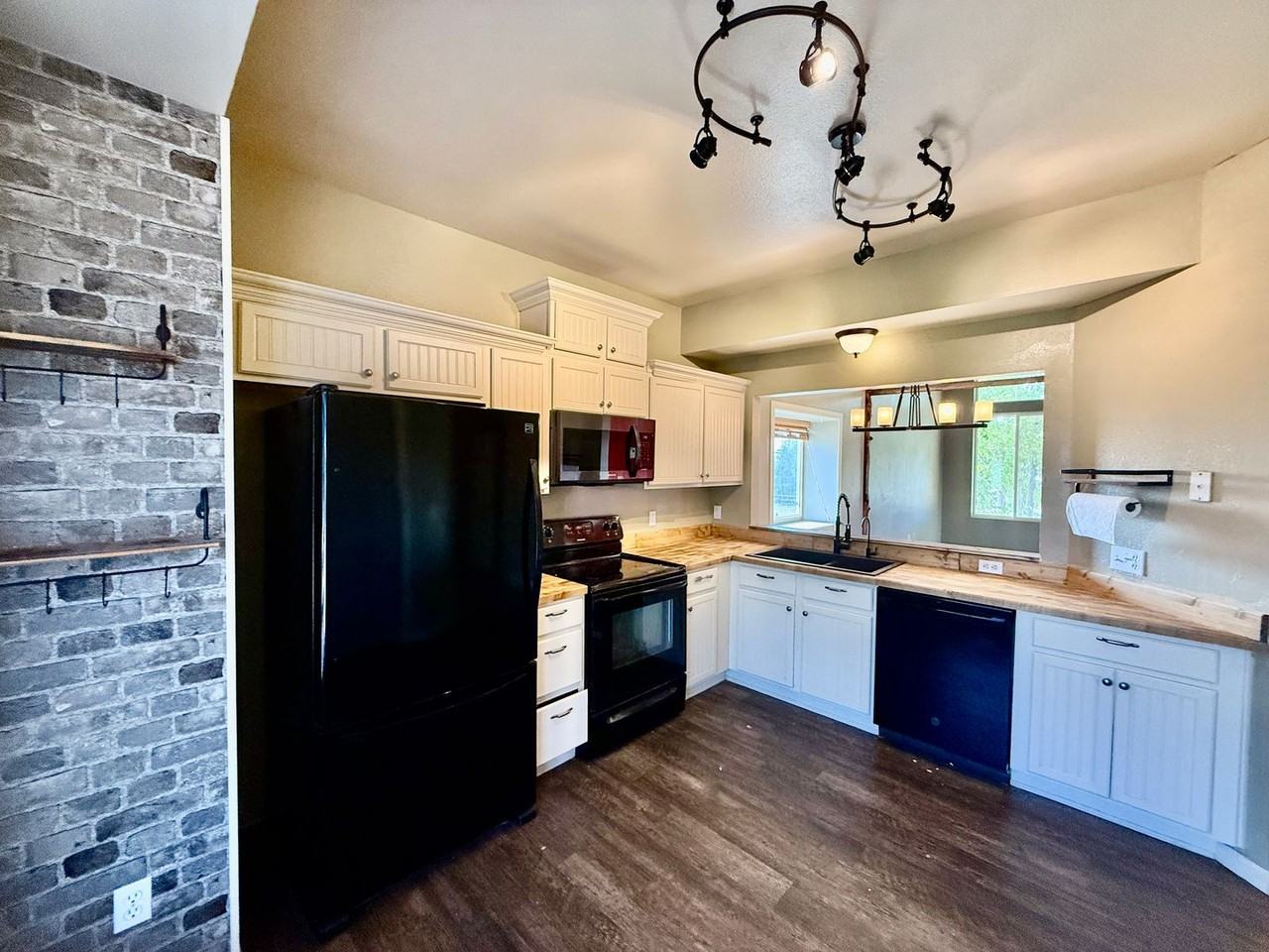 8306 Tibbs Rd - Photo 4 of 28