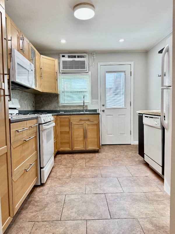 2322 S Hutchinson St - Photo 5 of 28