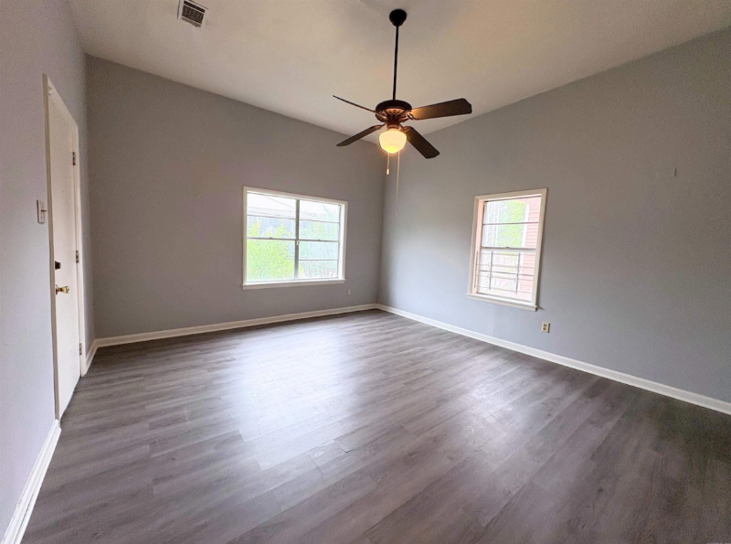 1621 Maple St - Photo 3 of 10