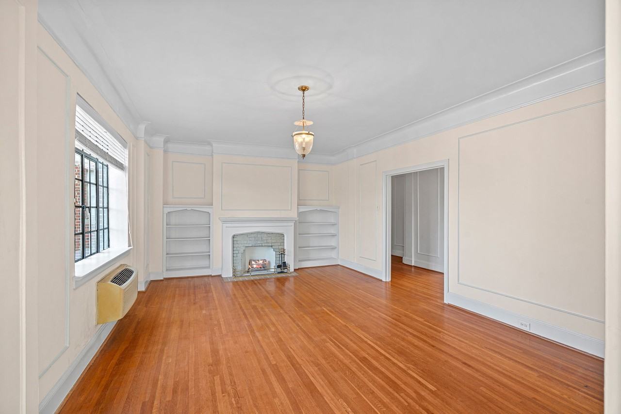 301 W 10th St #502 - Photo 5 of 21