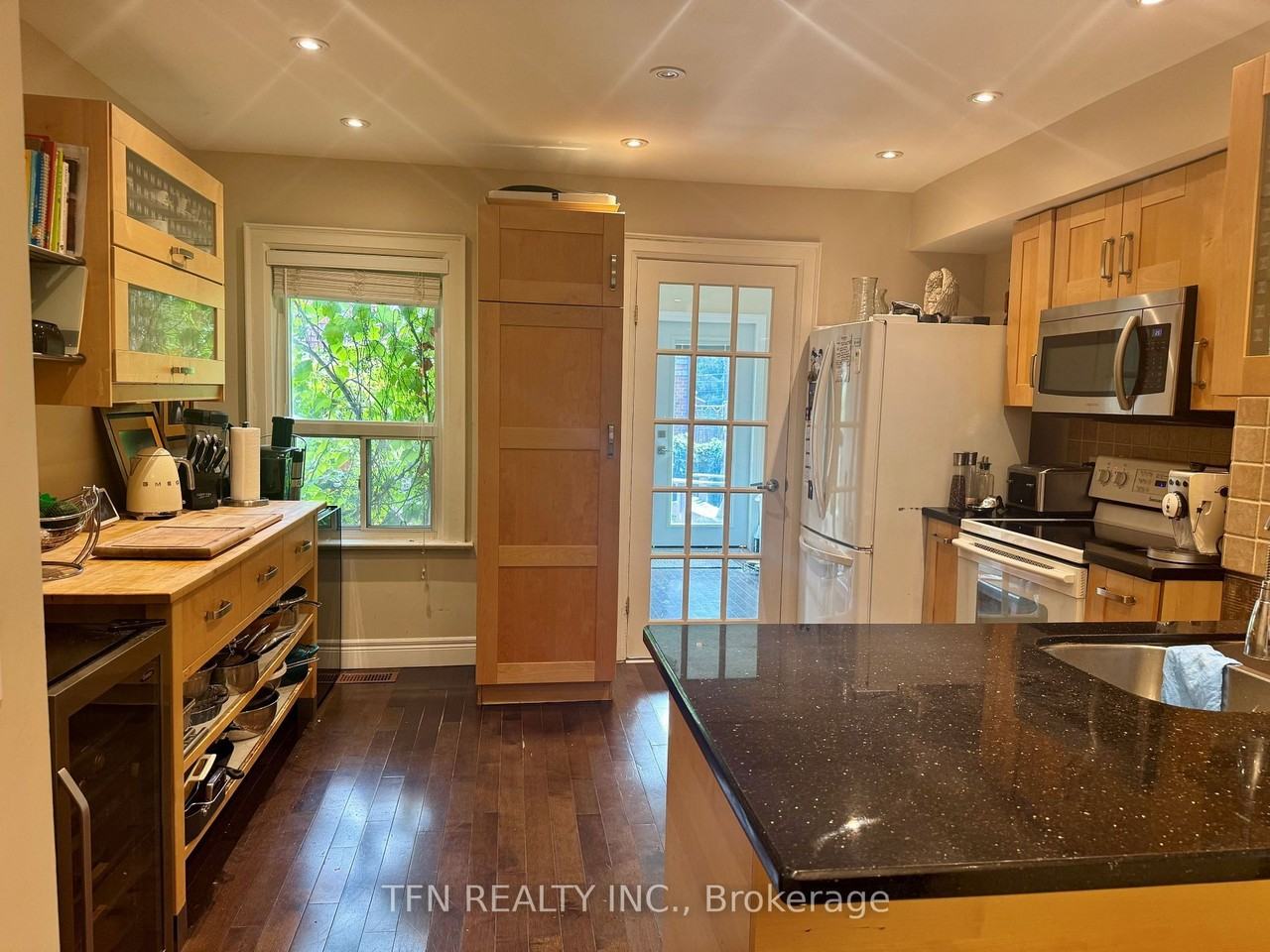 437 Mortimer Avenue - Photo 4 of 15