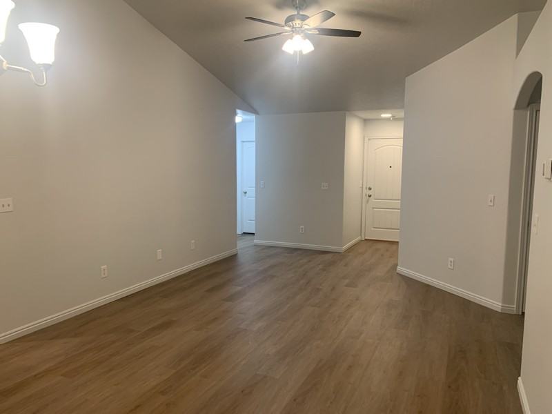 1049 Manchester Ct - Photo 2 of 8