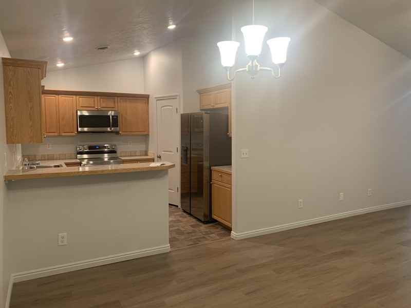 1049 Manchester Ct - Photo 3 of 8