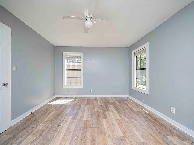 115 Yates St - Photo 5 of 13