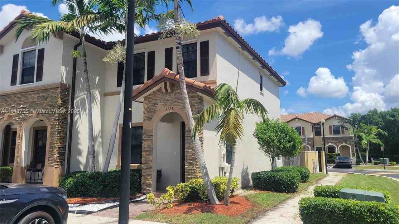 3223 Se 4th Ct - Photo 3 of 38