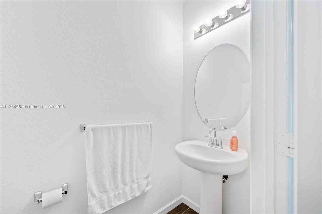 1106 Northwest 40th Terrace #0 - Photo 6 of 12