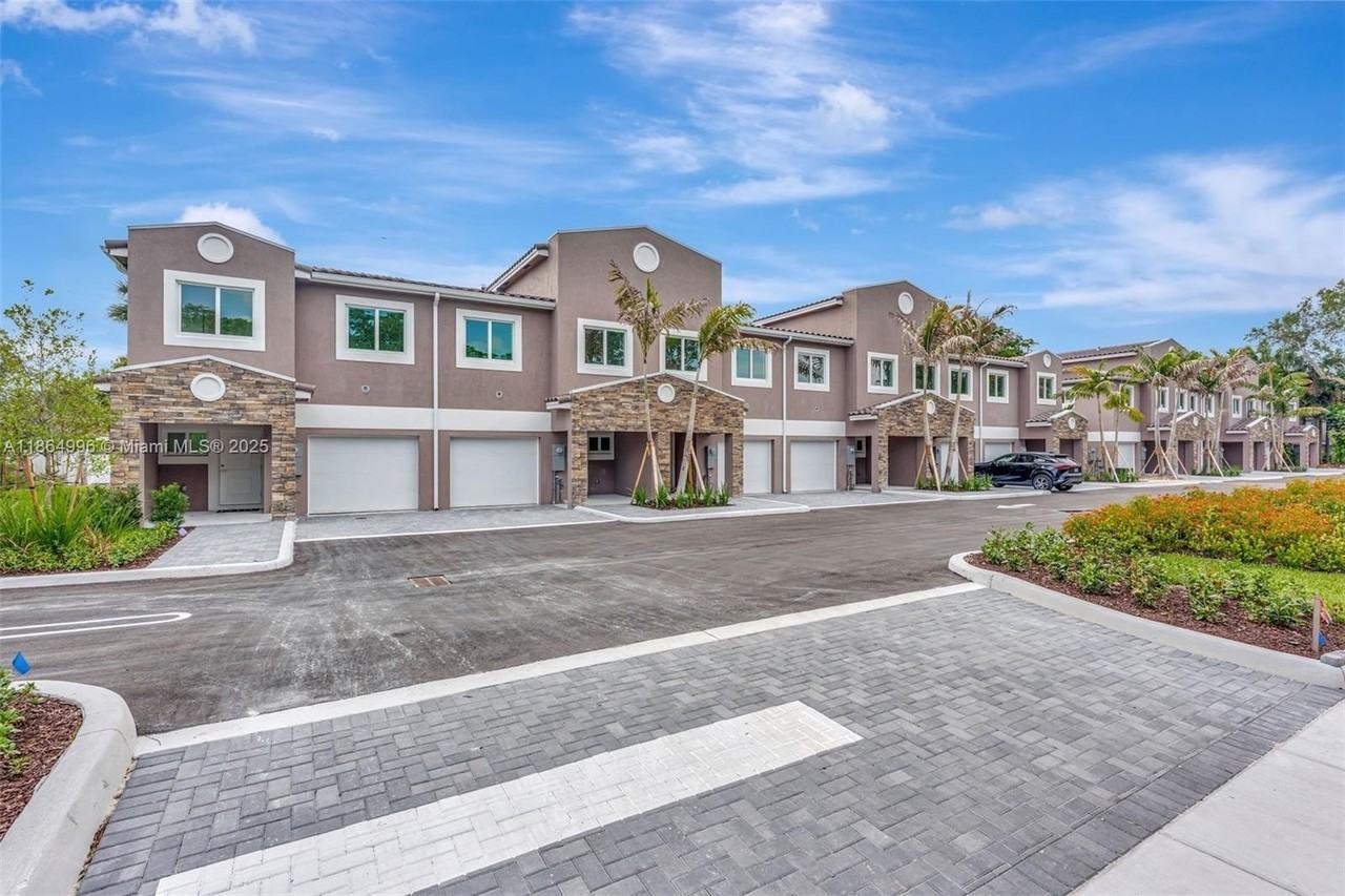 1563 Nw 94th Way #09 - Photo 4 of 50