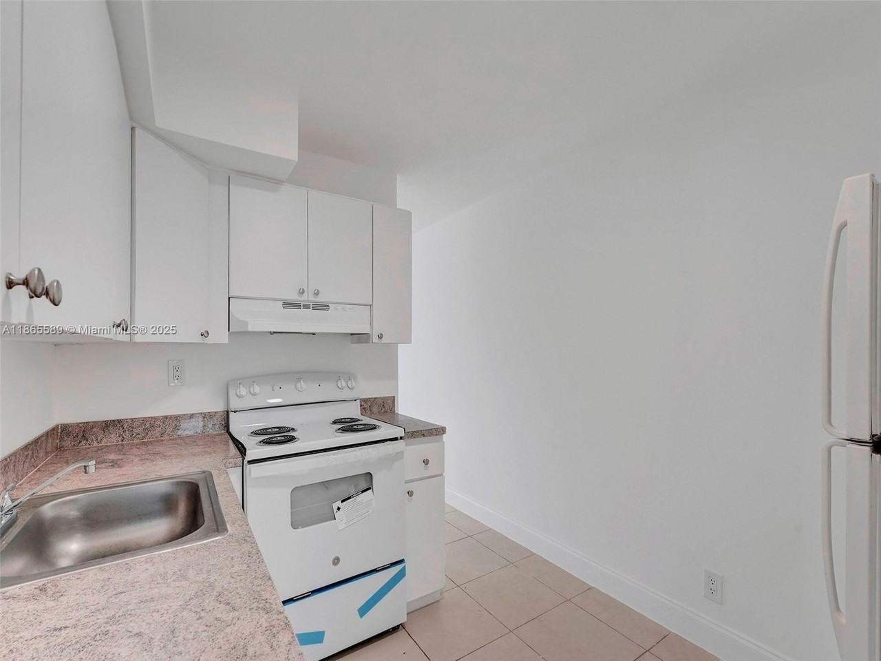 14190 W Dixie Hwy #16 - Photo 4 of 20