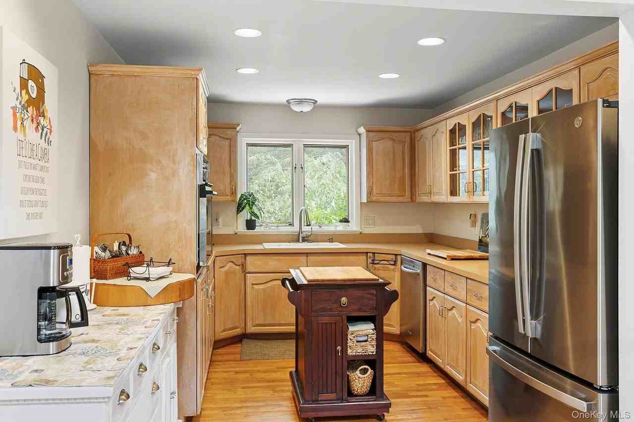 624 Noyack Rd - Photo 6 of 15