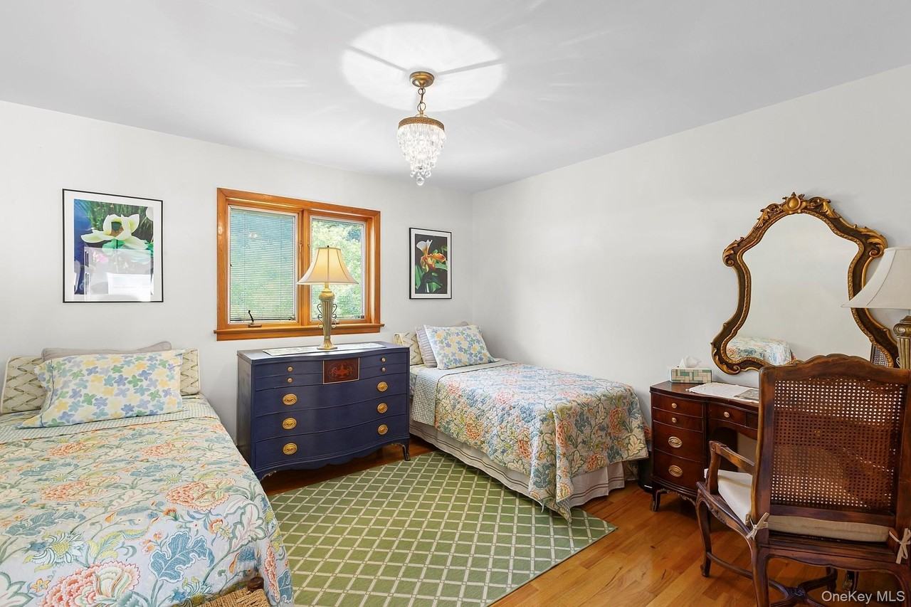 624 Noyack Rd - Photo 7 of 15