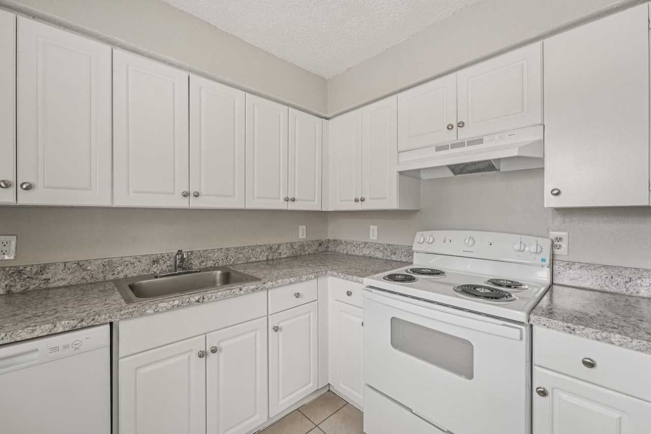 Del Rio Apartment Homes - Photo 4 of 41