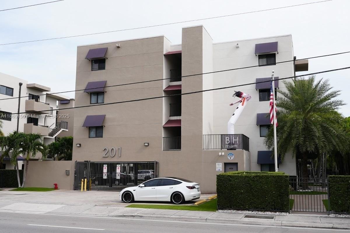 211 Nw 72nd Ave - Photo 2 of 19