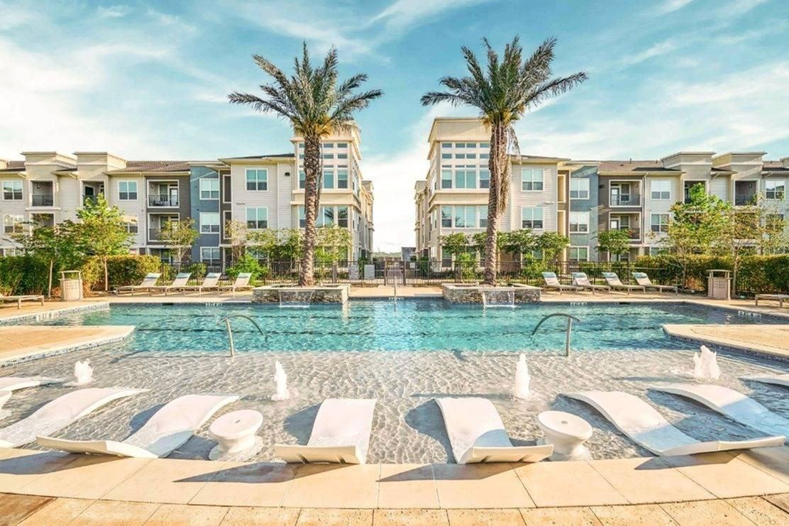 Greenhouse - Photo 2 of 50