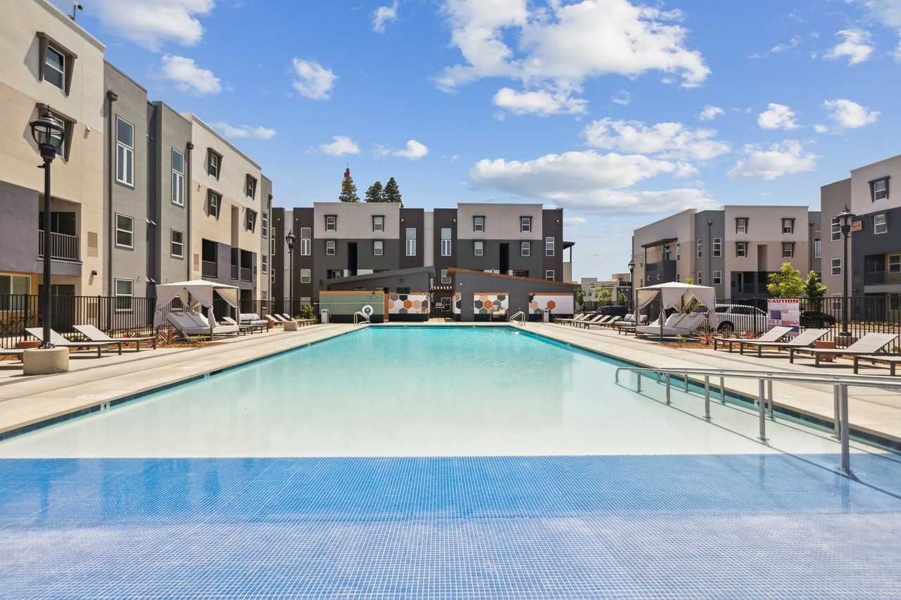 Maven on Broadway - Photo 4 of 45