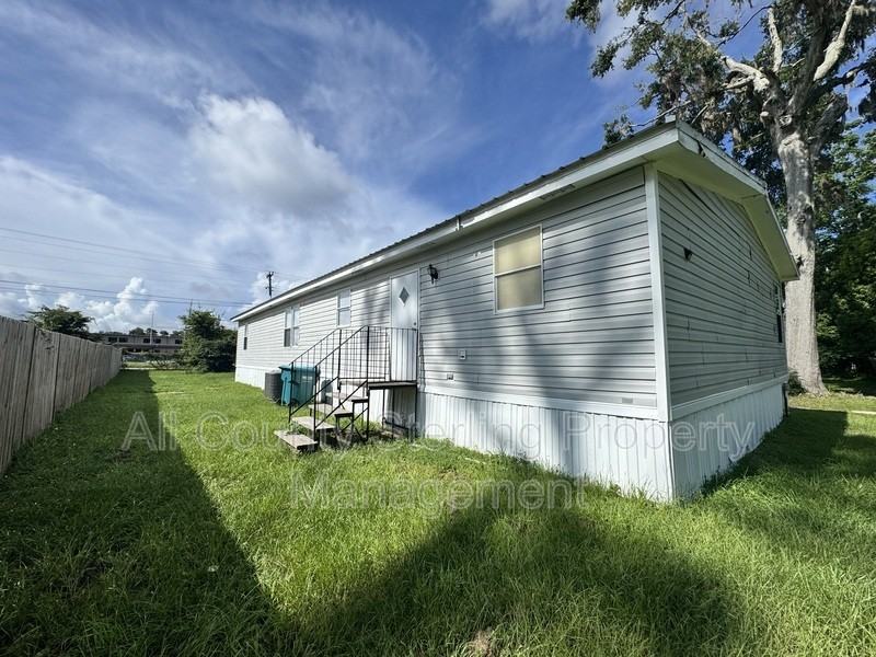 579 Se Baker Ave - Photo 3 of 15