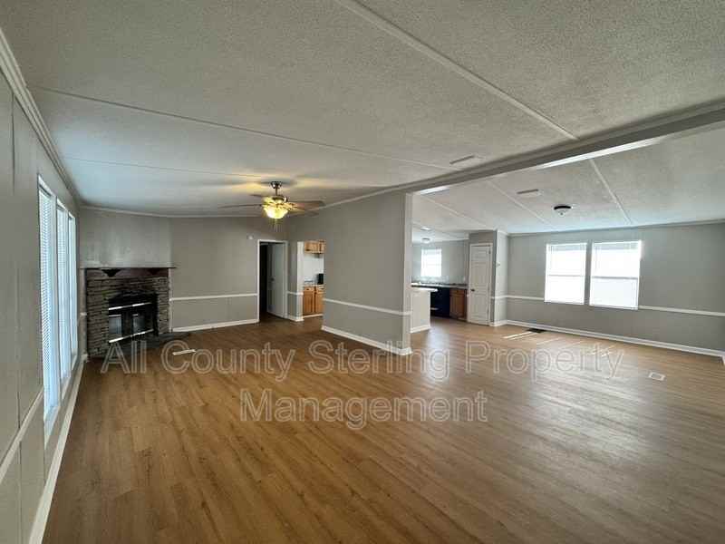 579 Se Baker Ave - Photo 4 of 15