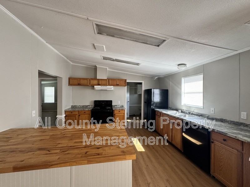 579 Se Baker Ave - Photo 5 of 15