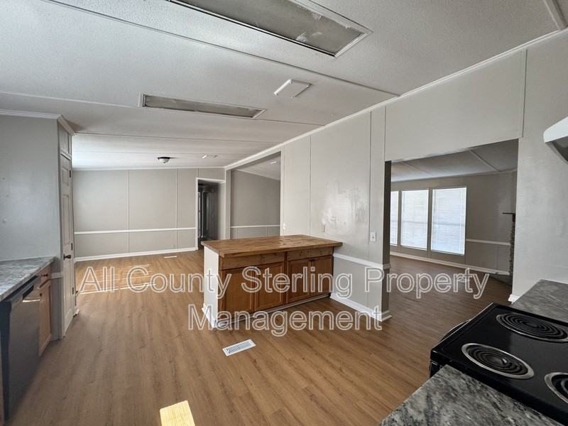 579 Se Baker Ave - Photo 7 of 15