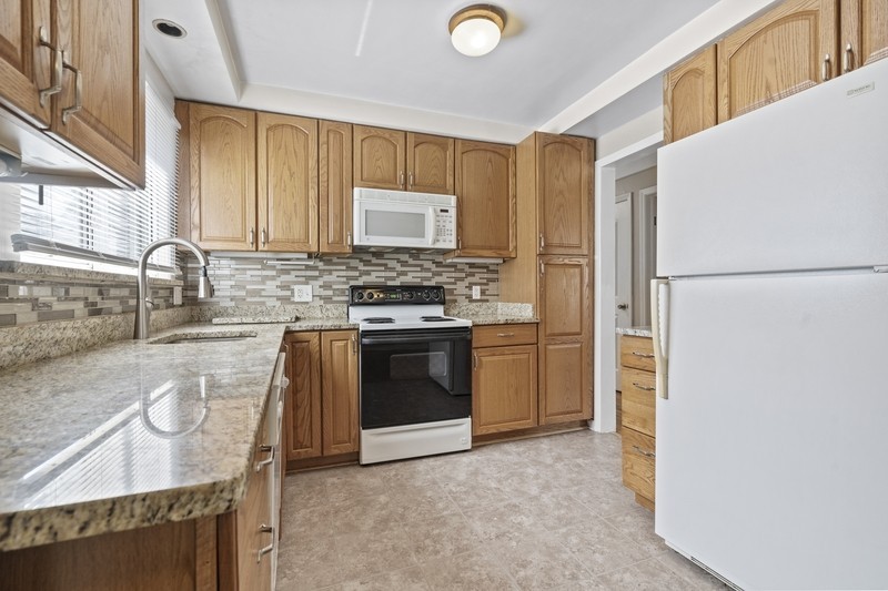 15645 Warwick Ave - Photo 3 of 14