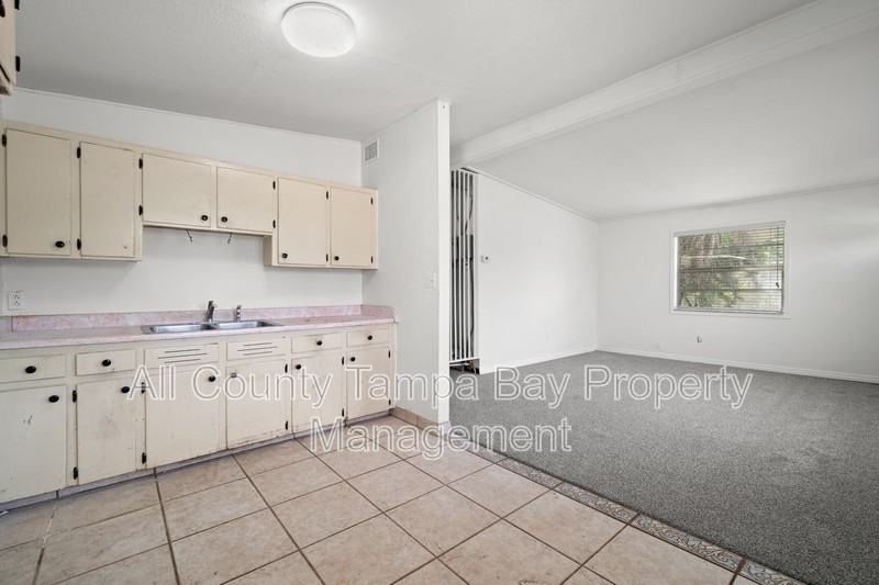 1541 W La Salle St - Photo 3 of 14