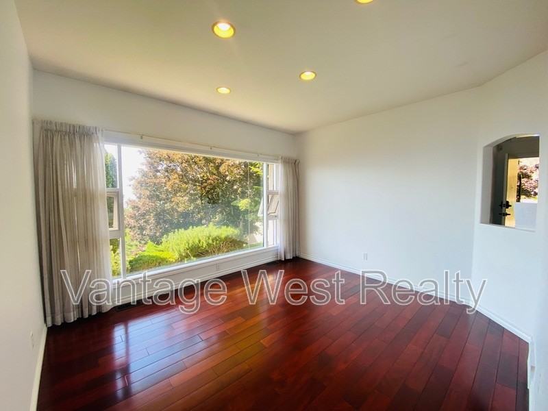 881 Christina Pl - Photo 3 of 37