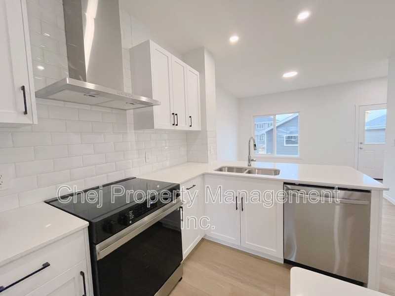 3447 169 St Sw - Photo 3 of 39