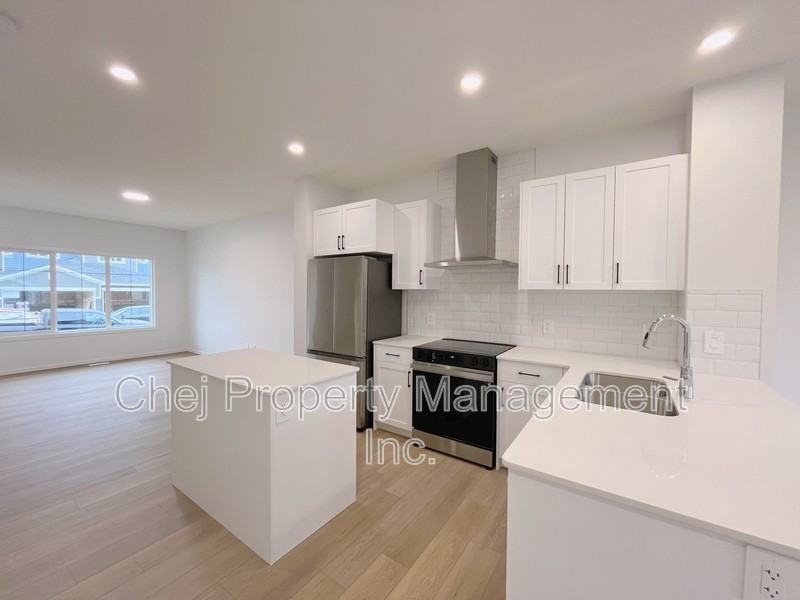 3447 169 St Sw - Photo 4 of 39