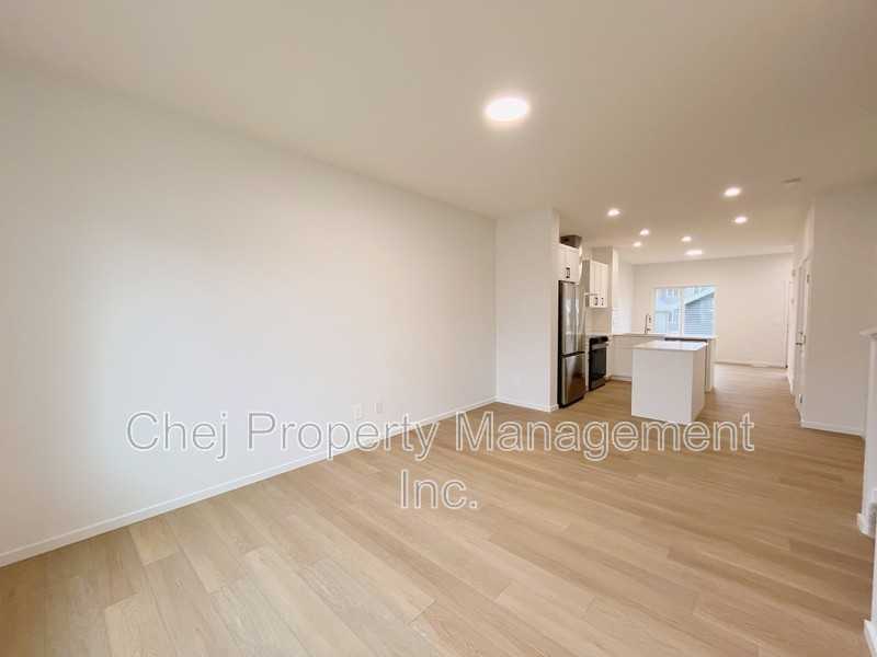 3447 169 St Sw - Photo 6 of 39