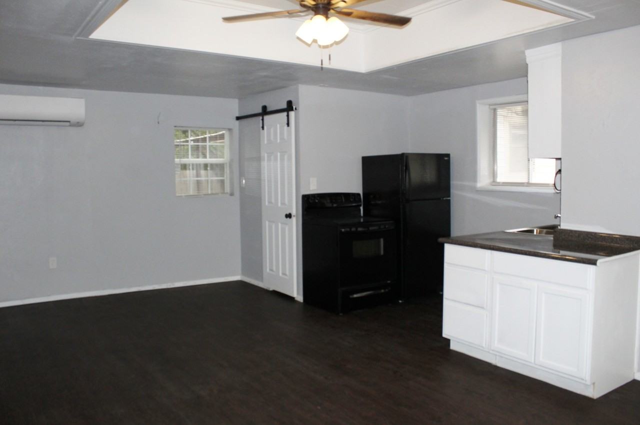 803 N East Ave - Photo 3 of 6