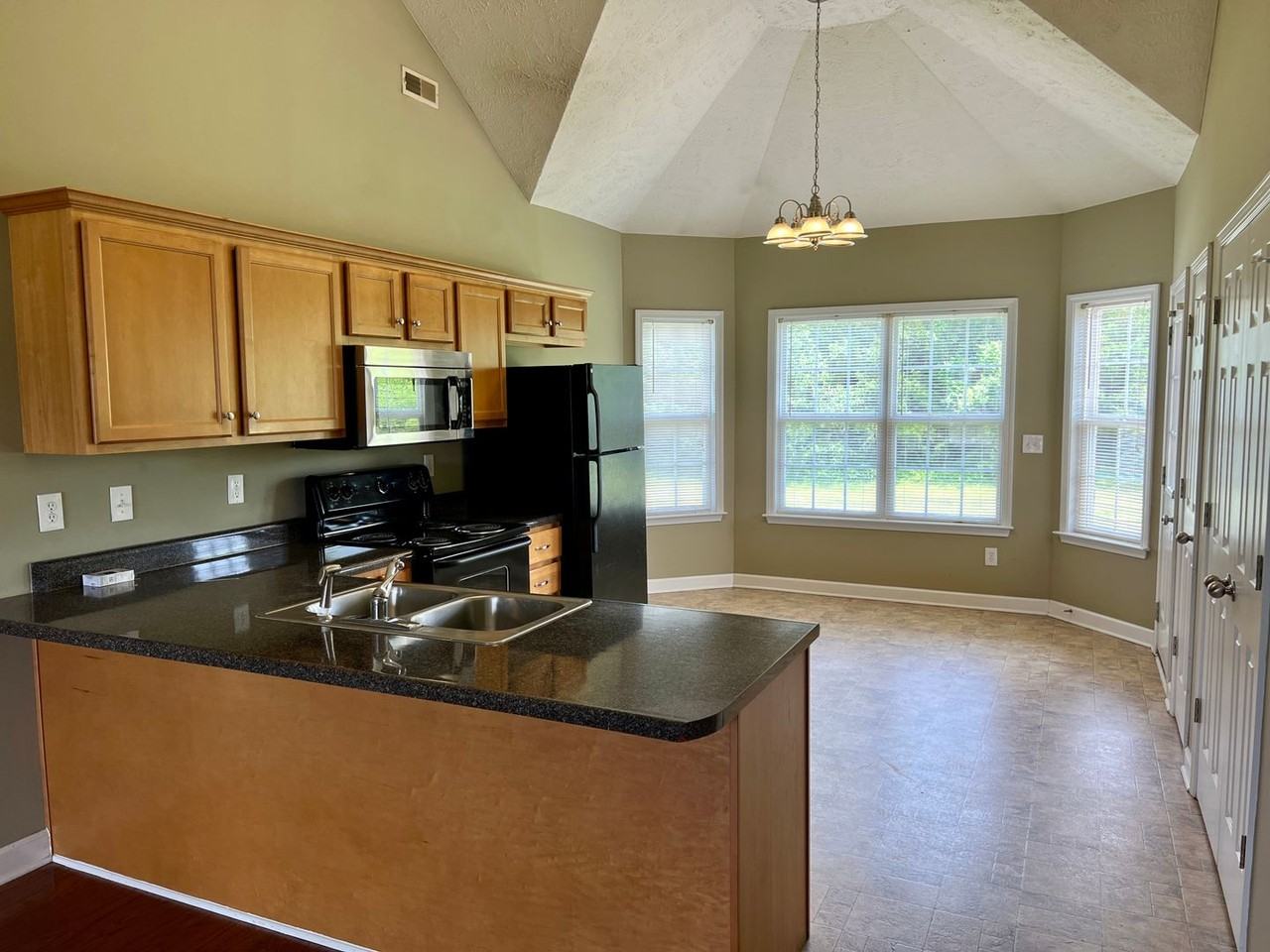 1030 Coral Dr - Photo 4 of 21