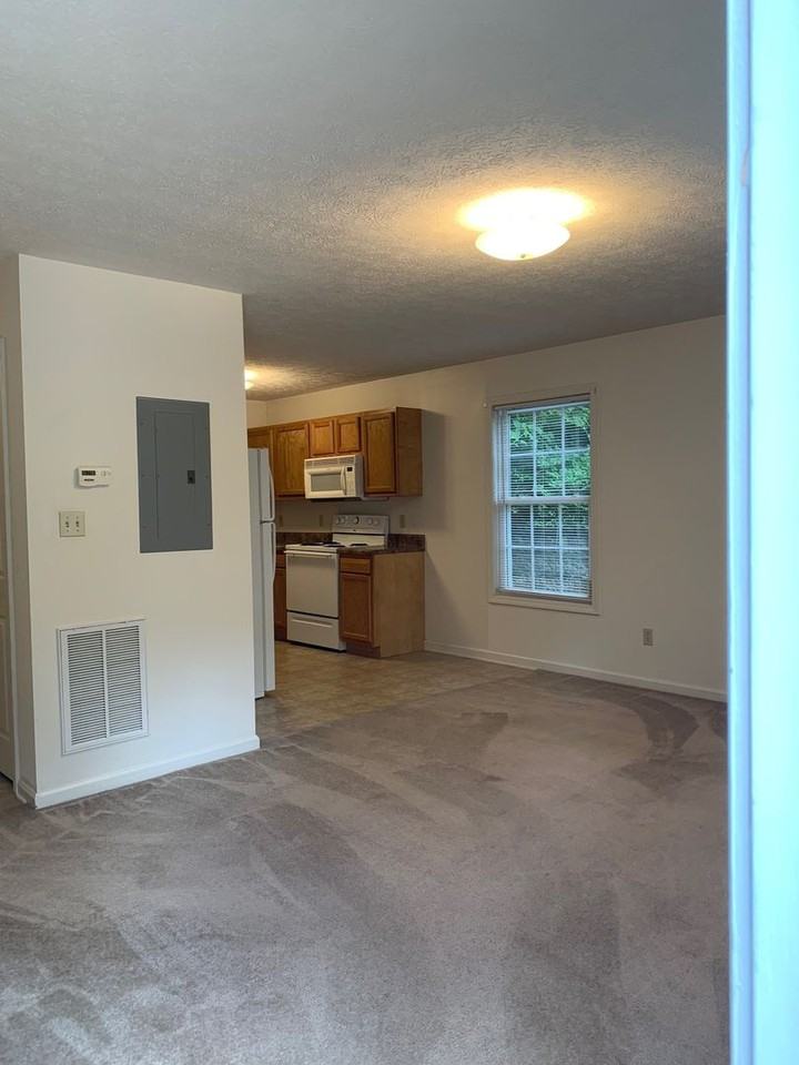 1105 College St - Photo 6 of 23