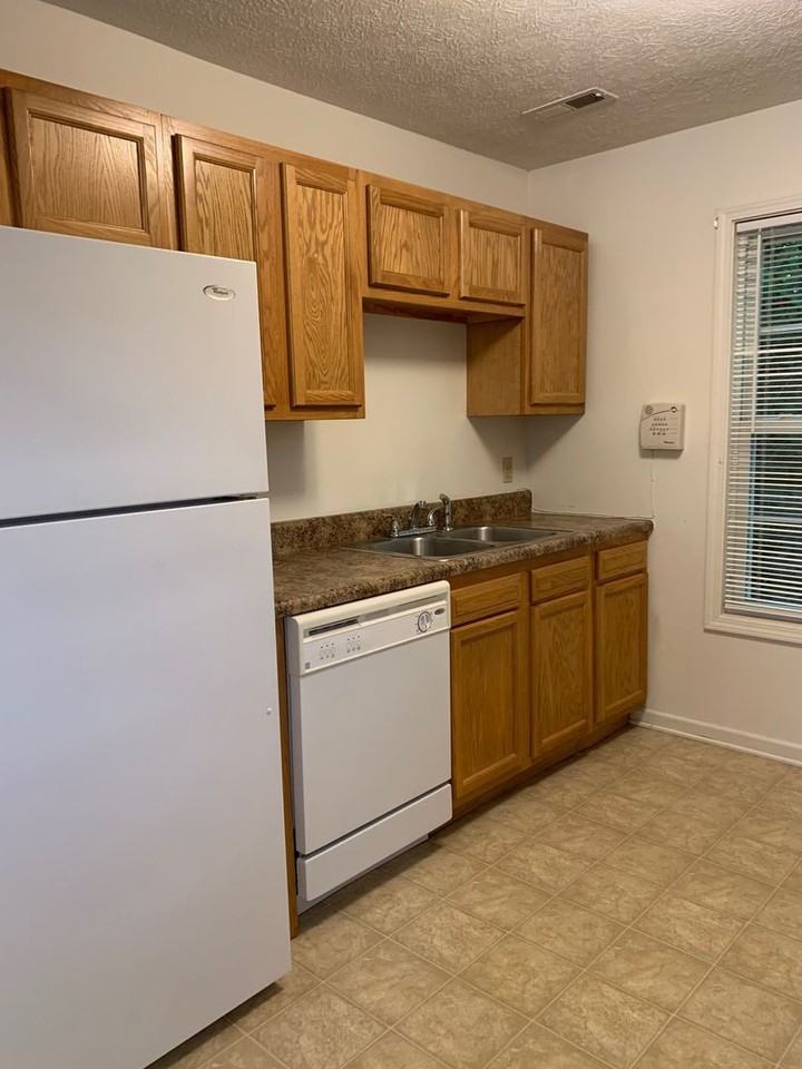 1115 College St - Photo 4 of 21
