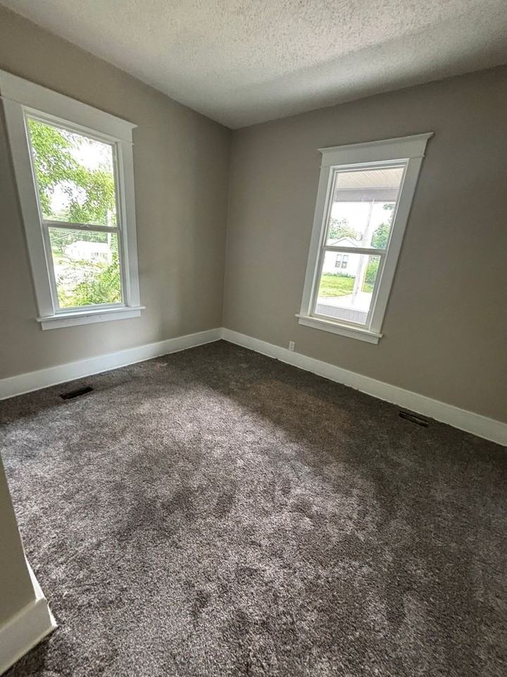 1115 W 18th St - Photo 2 of 14