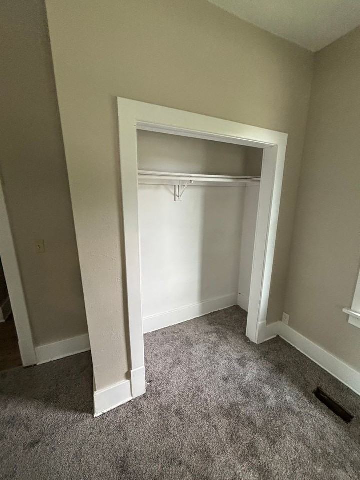 1115 W 18th St - Photo 3 of 14