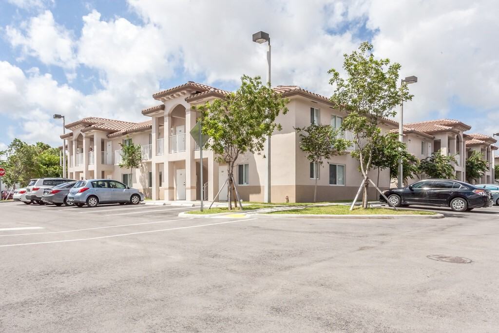 Palm West Apartment Holdings, LLC - Photo 4 of 50