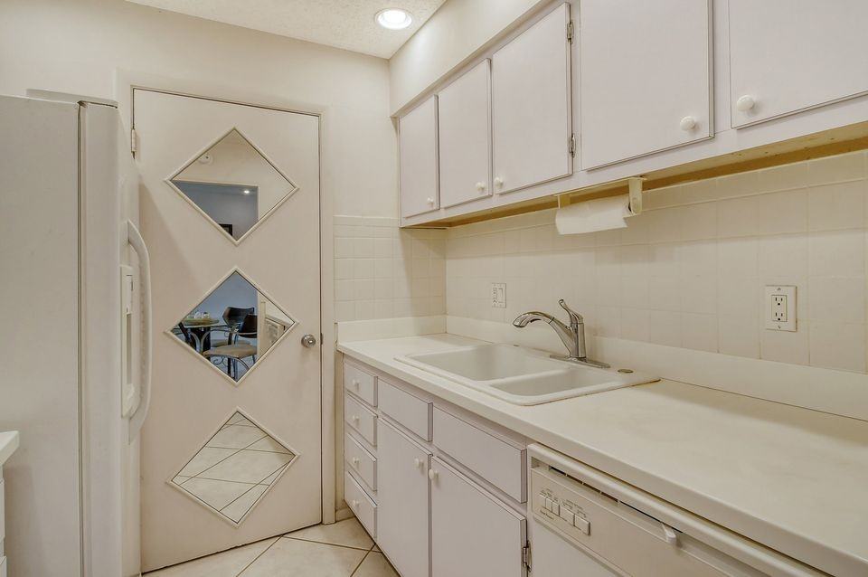 3209 Beneva Rd #104 - Photo 5 of 17