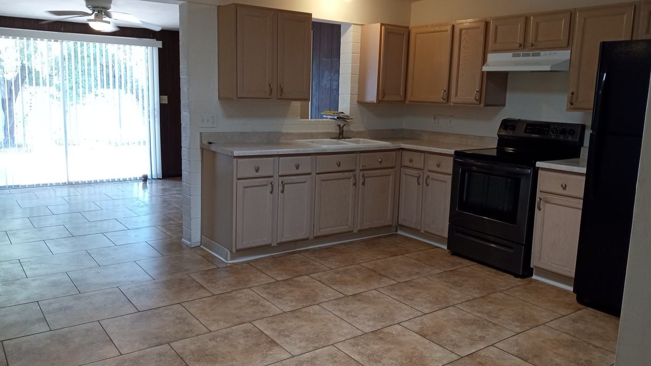 5071 South Cherry Avenue - Photo 5 of 10