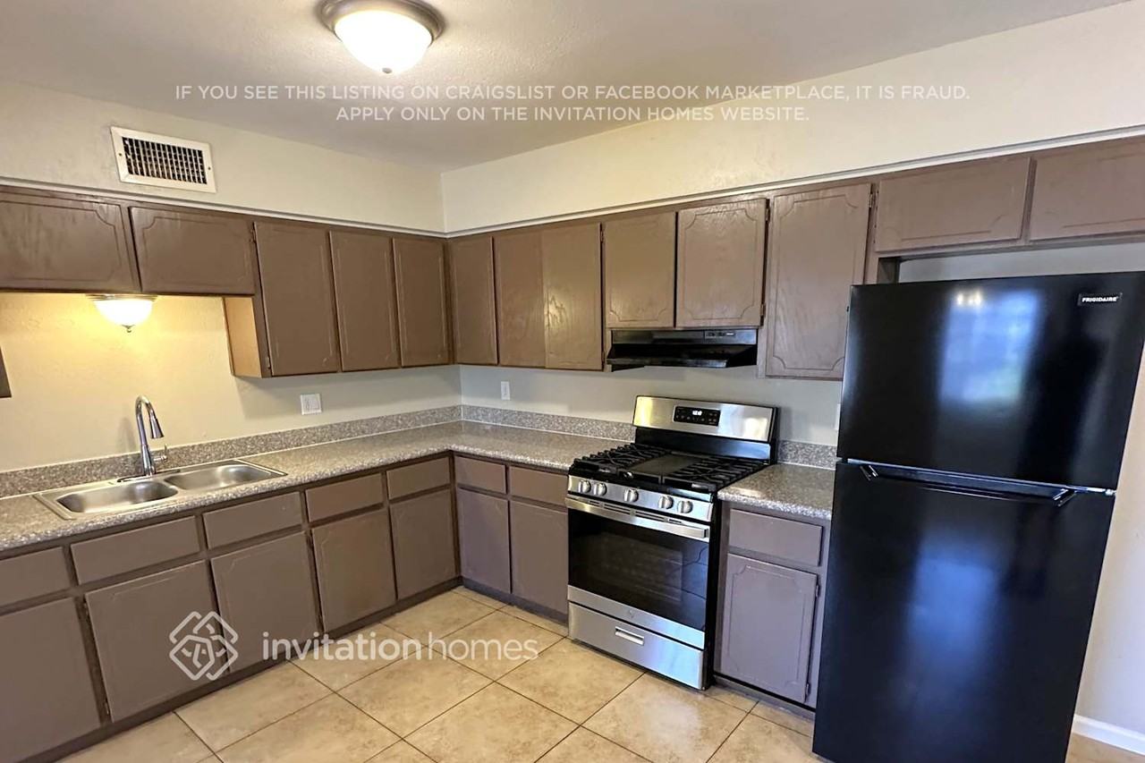 17043 N 15th Ave - Photo 5 of 18