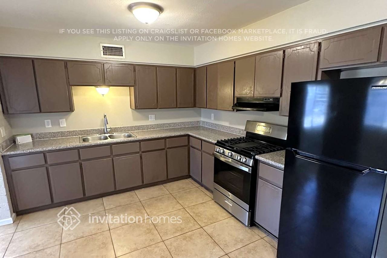 17043 N 15th Ave - Photo 6 of 18