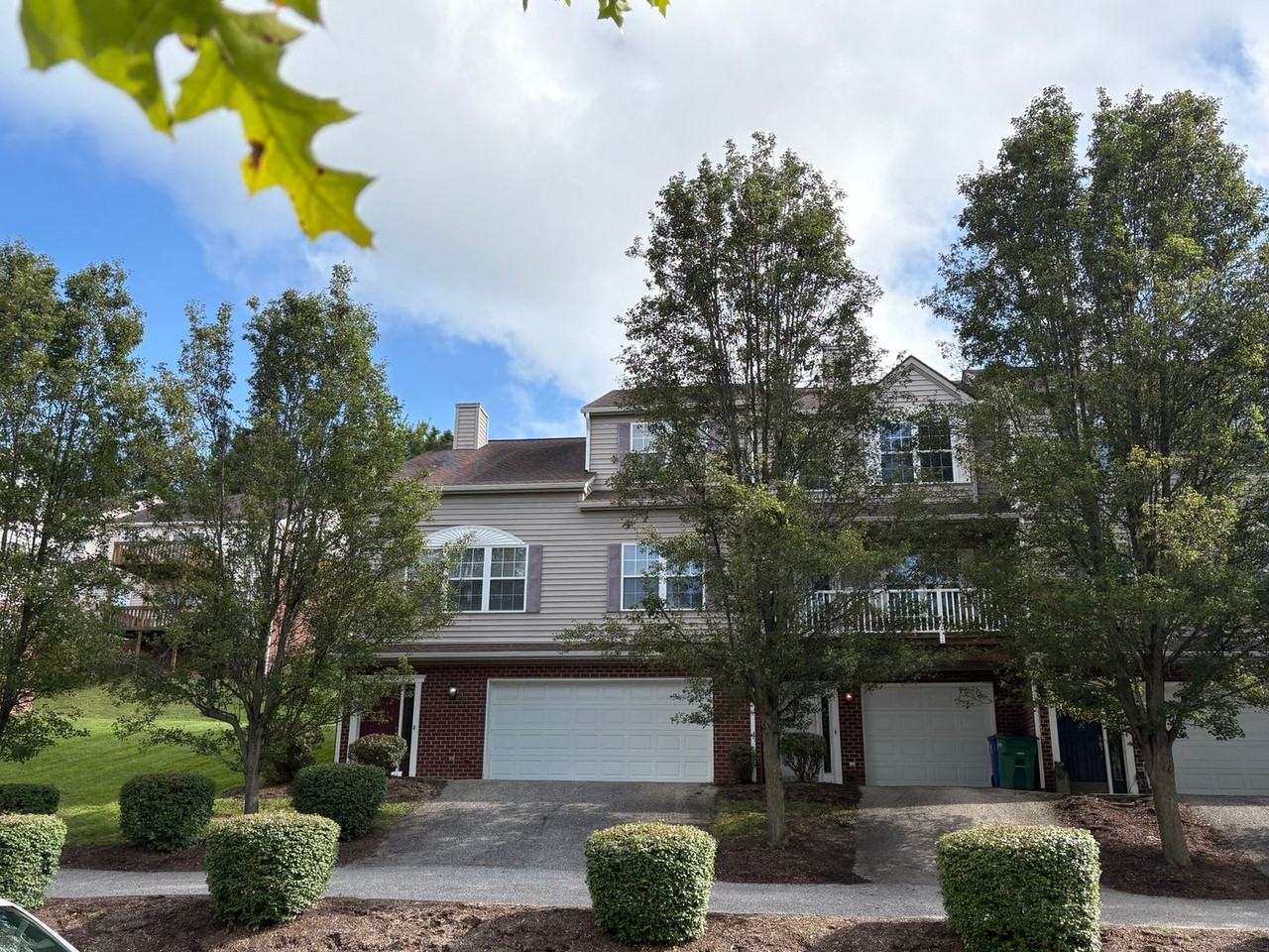 630 Oaktree Blvd - Photo 2 of 30