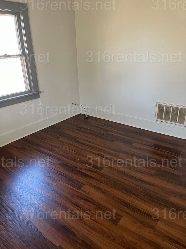 1014 E 6th St - Photo 3 of 10