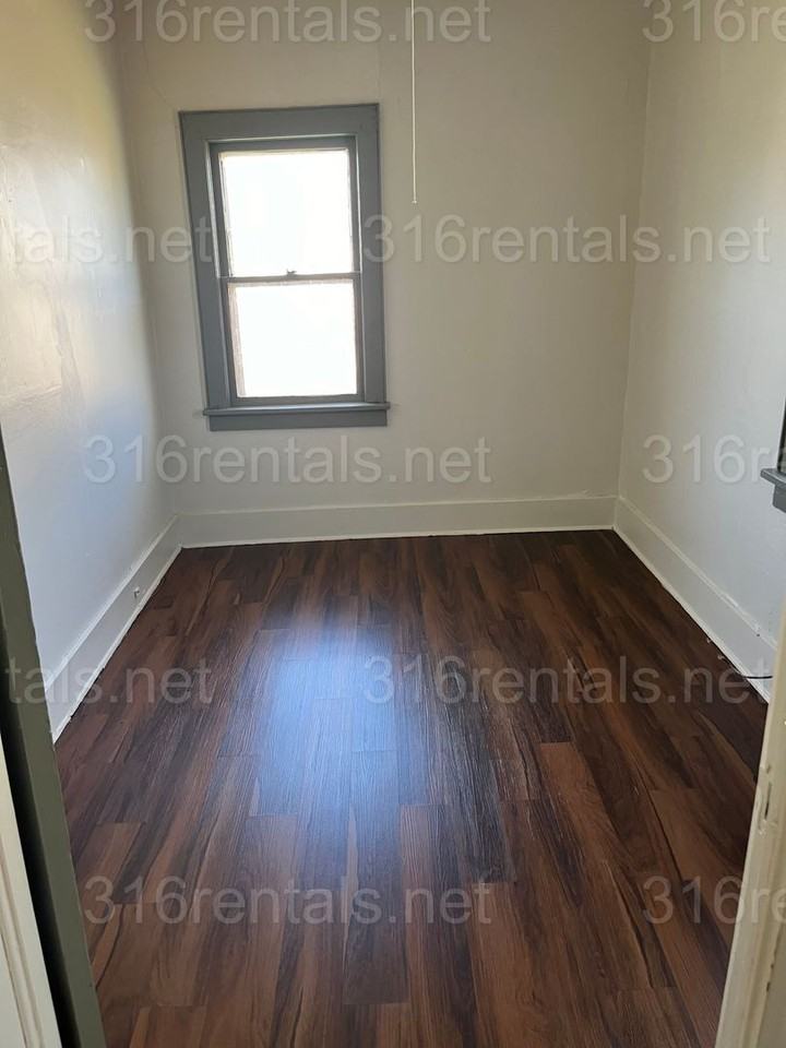 1014 E 6th St - Photo 4 of 10