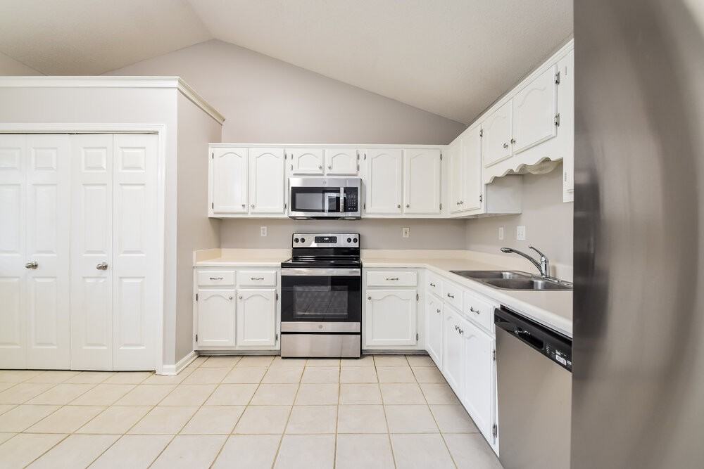 10712 Oak Cir N - Photo 7 of 16