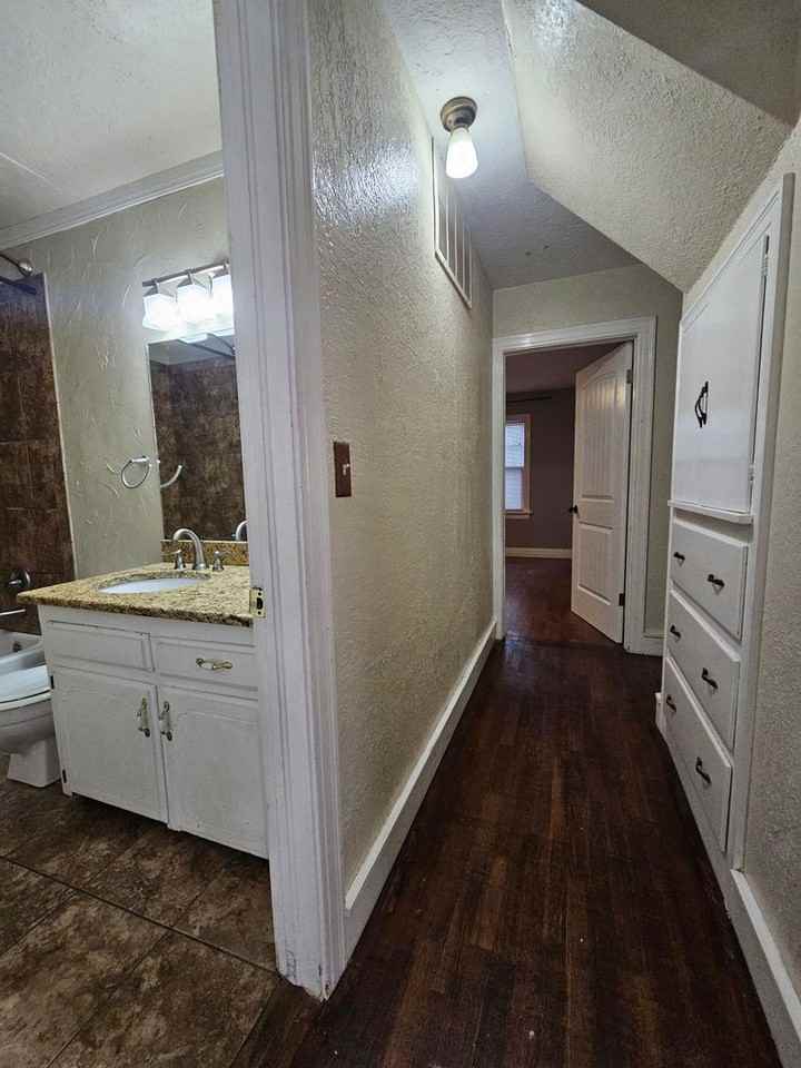 619 E Boyd St - Photo 4 of 32