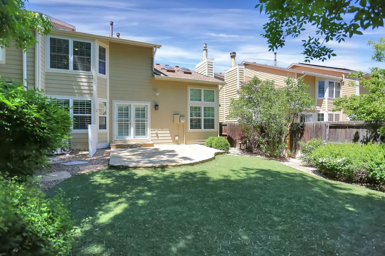 1576 S Syracuse St - Photo 3 of 35